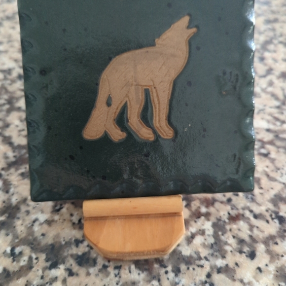 Howling Wolf Coater/tile From Collection Circle Nature Collection Pottery Green - Picture 11 of 14